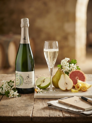 Blanquette de Limoux steht neben Obst auf Tisch